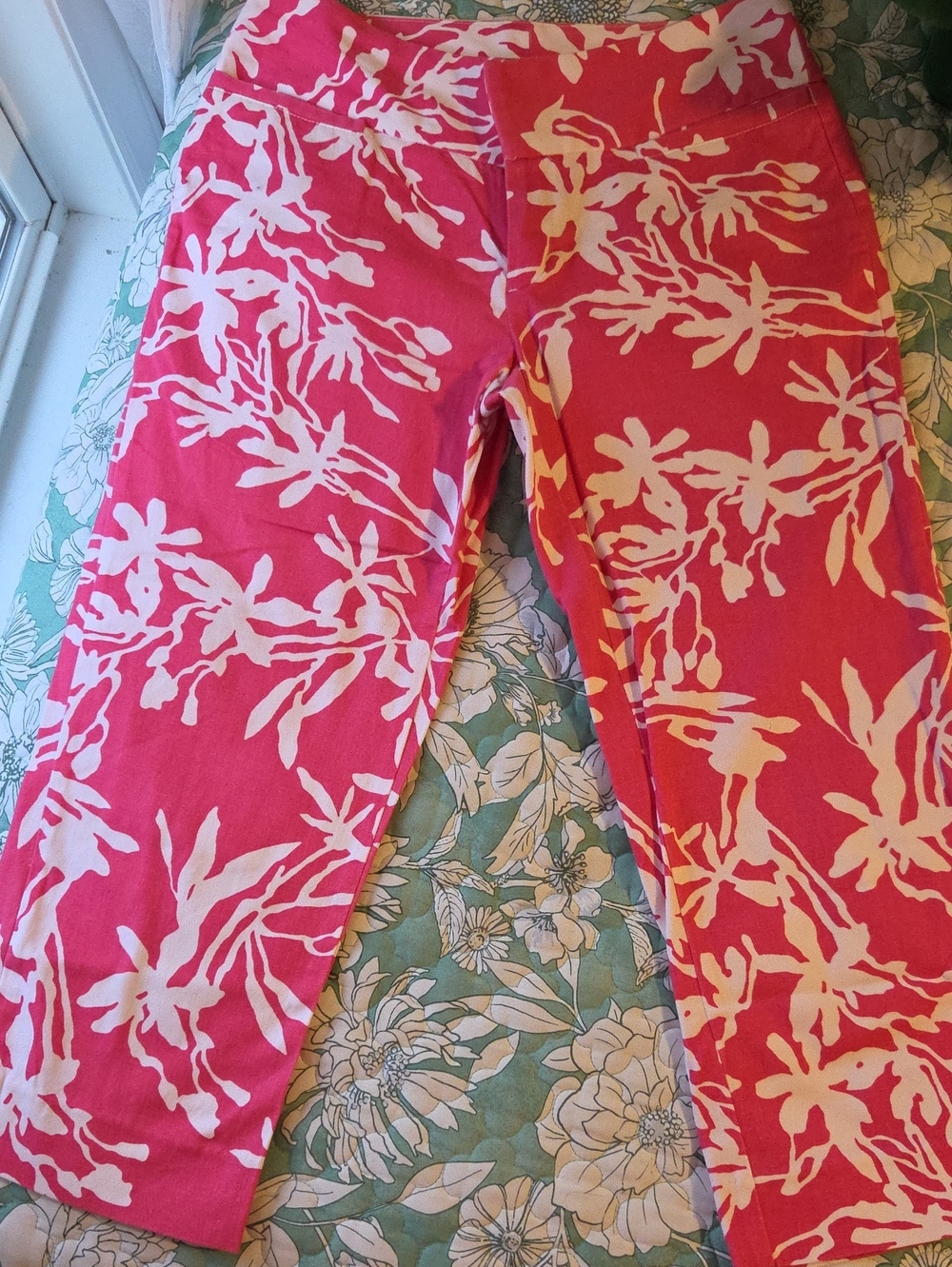 Pink Floral Print Stretch Capri Pants